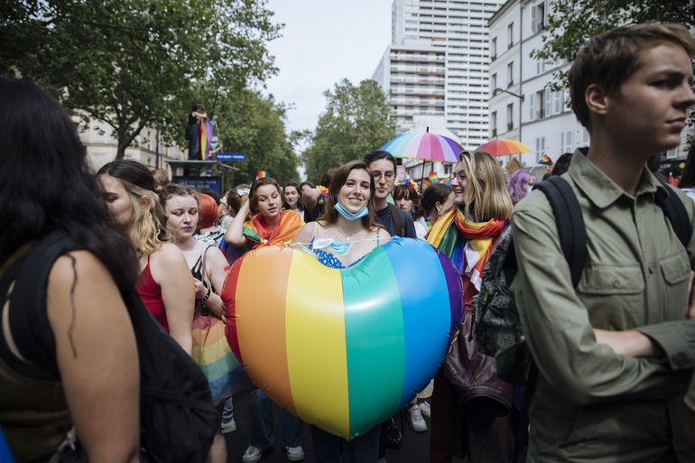 Ley francesa prohíbe la terapia de conversión LGBTQ