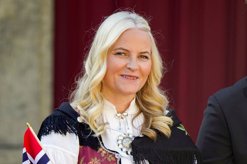 La princesa noruega Mette-Marit en Skaugum, la residencia oficial, cerca de Oslo, el 17 de mayo del 2023. (Lise Aserud/NTB Scanpix via AP)
