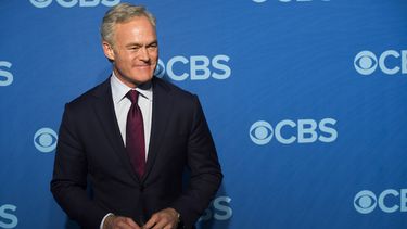 ARCHIVO - Scott Pelley, presentador de CBS Evening News, en el CBS Upfront en Nueva York, el 15 de mayo de 2013. (Foto Charles Sykes/Invision/AP, archivo)