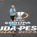 El árbitro británico Anthony Taylor camina sobre una manta luego de dirigir la final de la Liga Europa entre Sevilla y Roa, el miércoles 31 de mayo de 2023, en Budapest (AP Foto/Darko Vojinovic)