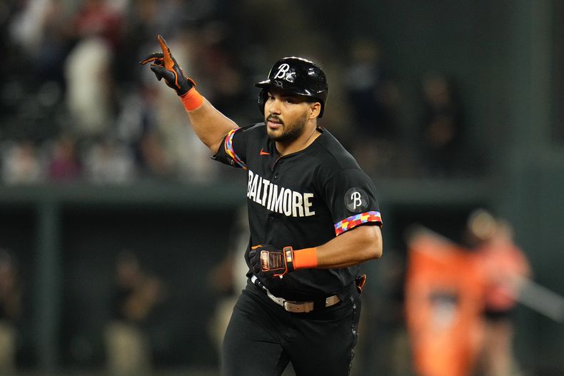 El venezolano Anthony Santander, de los Orioles de Baltimore, recorre las bases tras lograr un jonrón ante los Yanquis de Nueva York, el viernes 28 de julio de 2023 (AP Foto/Julio Cortez)