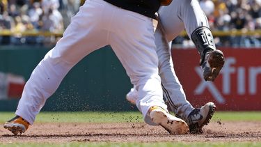 americateve | Travis Snider, de los Piratas de Pittsburgh, derriba al dominicano Carlos G&oacute;mez, de los Cerveceros de Milwaukee, durante una ri&ntilde;a en el juego del domingo 20 de abril de 2014 (AP Foto/Gene J. Puskar)