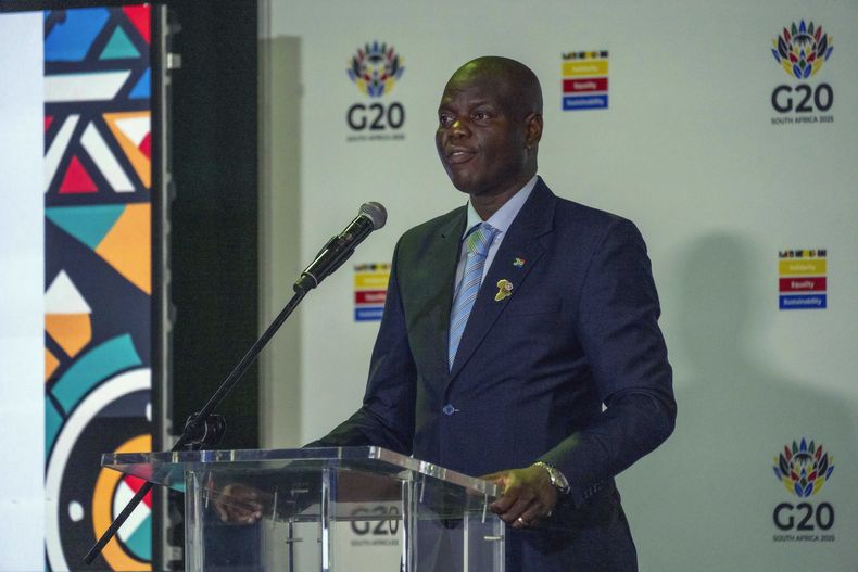 El ministro sudafricano de Relaciones y Cooperación Internacionales, Ronald Lamola, habla con la prensa tras la reunión de ministros de Asuntos Exteriores del G20 en Johannesburgo, Sudáfrica, el viernes 21 de febrero de 2025. (AP foto/Jerome Delay)