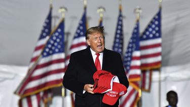 AP Verifica: Trump tergiversa ayuda de Obama a Ucrania