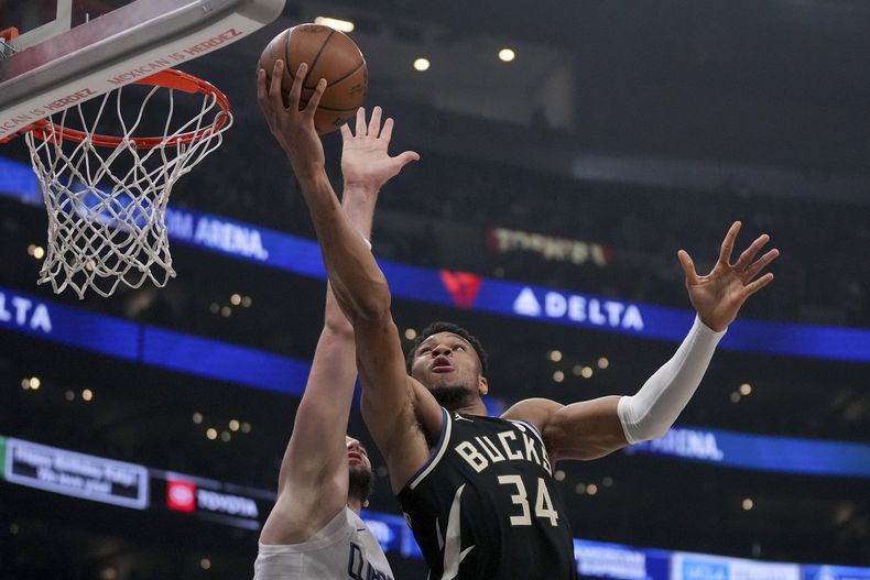 Giannis Antetokounmpo (34), de los Bucks de Milwaukee, busca encestar mientras es defendido por Ivica Zubac, de los Clippers de Los Ángeles, durante la primera mitad del juego de baloncesto de la NBA, el domingo 10 de marzo de 2024, en Los Ángeles. (AP Foto/Eric Thayer)