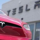 Un vehículo Model X 2023 frente a un concesionario Tesla el 18 de junio de 2023 en Littleton, Colorado. (Foto AP/David Zalubowski)