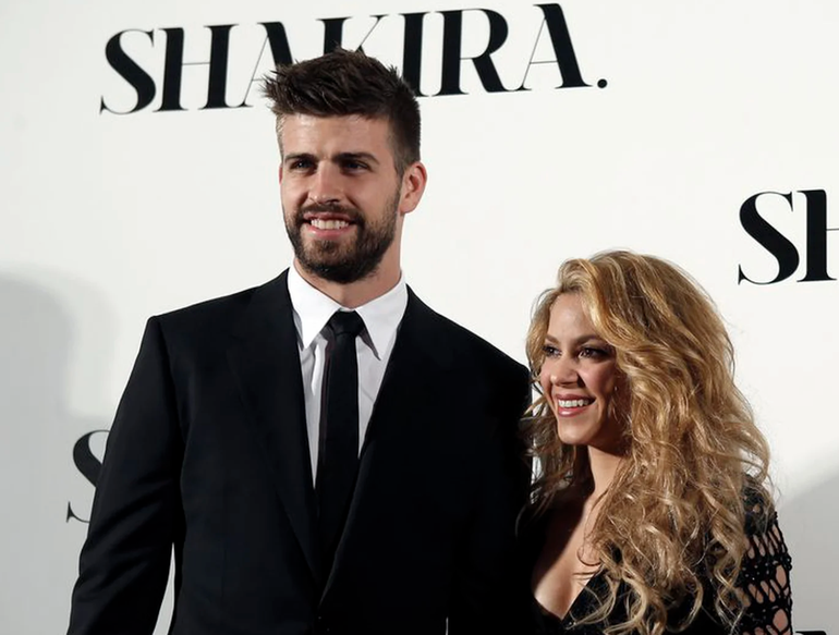 La cantante colombiana Shakira y el futbolista del FC Barcelona Gerard Piqué posando durante una sesión fotográfica por la presentación de su nuevo disco 