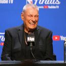 ARCHIVO - Don Nelson, galardonado con el premio Chuck Daly a la trayectoria, habla durante una conferencia de prensa previa al segundo partido de la serie de las Finales de la NBA contra el Thunder de Oklahoma City, el 8 de junio de 2025, en Oklahoma City. (Foto AP/Kyle Phillips, Archivo)