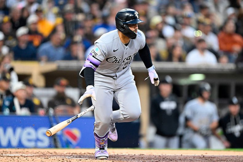 Edgar Quero, de los Medias Blancas de Chicago, conecta un sencillo productor durante la séptima entrada de un partido de béisbol contra los Padres de San Diego, el sábado 2 de mayo de 2026, en San Diego. (AP Foto/Denis Poroy)