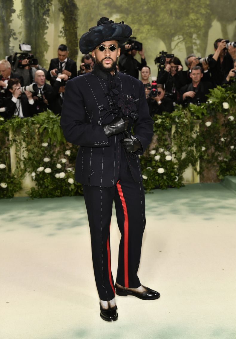 Bad Bunny llega a la gala benéfica del Instituto del Vestido del Museo Metropolitano de Arte para celebrar la inauguración de la exposición Sleeping Beauties: Reawakening Fashion el lunes 6 de mayo de 2024, en Nueva York. (Foto Evan Agostini/Invision/AP)