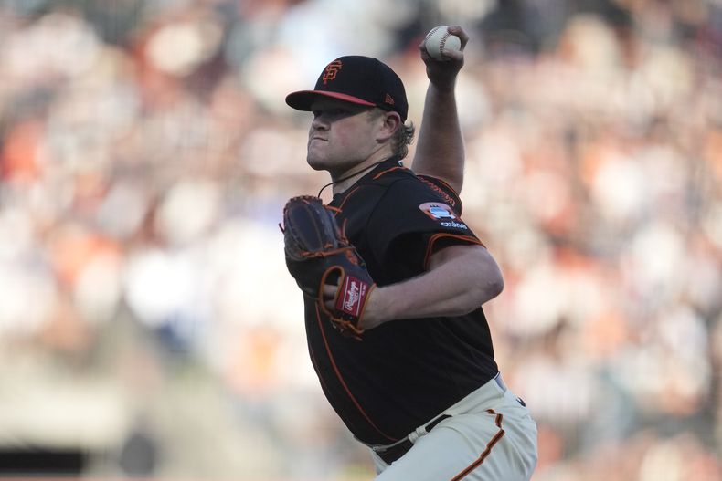 Logan Webb, de los Gigantes de San Francisco, hace un lanzamiento en el duelo del sábado 9 de septiembre de 2023, ante los Rockies de Colorado (AP Foto/Jeff Chiu)