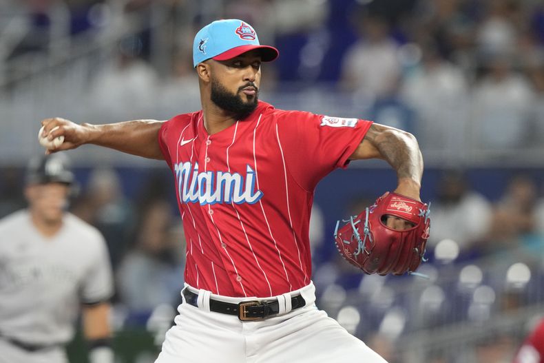 El dominicano Sandy Alcántara, de los Marlins de Miami, hace un lanzamiento en el juego del sábado 12 de agosto de 2023, ante los Yanquis de Nueva York (AP Foto/Marta Lavandier)