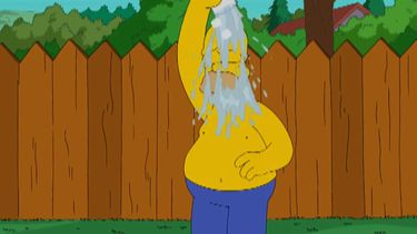 americateve | El personaje de la famosa serie se sometió al desafió para generar conciencia sobre la ELA, pero el frío fue mayor que el que esperaba