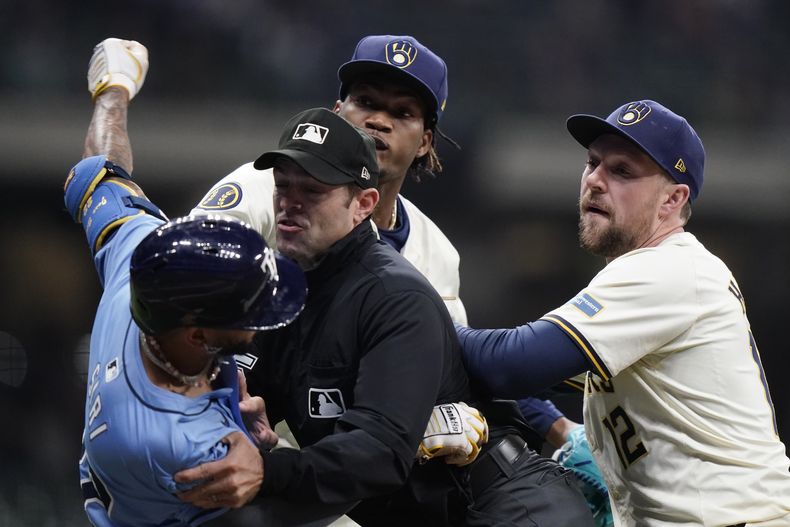 El dominicano José Siri, de los Rays de Tampa Bay, lanza un puñetazo a su compatriota Abner Uribe, de los Cerveceros de Milwaukee, durante el encuentro del martes 30 de abril de 2024 (AP Foto/Aaron Gash)