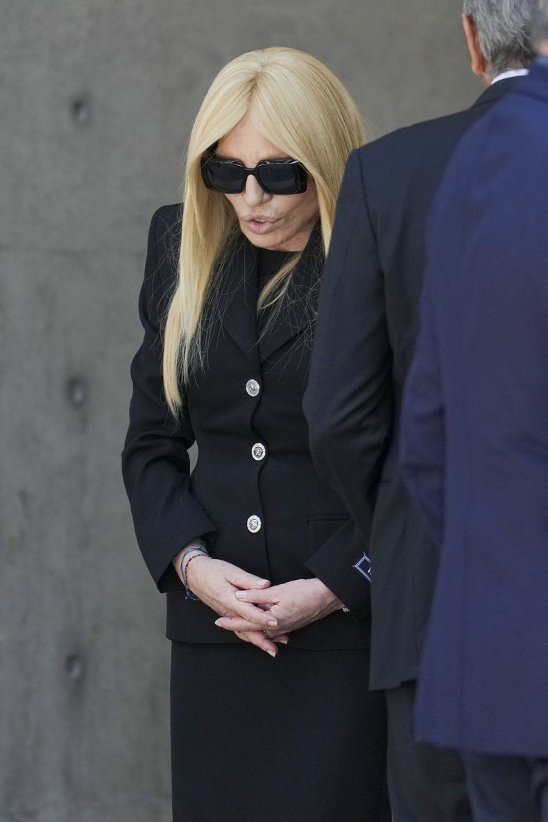 Donatella Versace se marcha después de presentar sus respetos al diseñador de moda Giorgio Armani, quien yace en el Armani/Teatro en Milán, en el norte de Italia, el sábado 6 de septiembre de 2025. (Foto AP/Antonio Calanni)