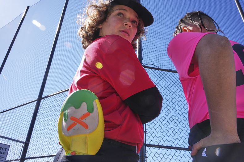 Grayson Coles espera el comienzo de su juego de béisbol el 27 de abril de 2025 en Moroeville, Pensilvania. En el bolsillo posterior, lleva un guante para deslizarse con un diseño de Savannah Banana (AP Foto/Gene J. Puskar)