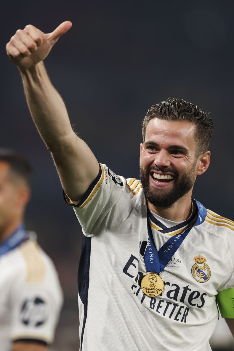 Nacho, del Real Madrid, celebra al final del partido de la final de la Liga de Campeones entre el Borussia Dortmund y el Real Madrid en el estadio de Wembley en Londres, el sábado 1 de junio de 2024. El Real Madrid ganó 2-0. (AP Foto/Ian Walton)