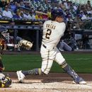 Cerveceros vencen a Piratas 6-1 con hits de Hiura y Urías