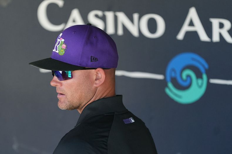 El mánager Warren Schaeffer de los Rockies de Colorado durante un juego de pretemporada contra los Diamondbacks de Arizona, el jueves 12 de marzo de 2026, en Scottsdale, Arizona. (AP Foto/Ross D. Franklin)