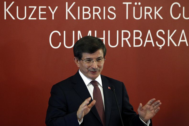 El primer ministro turco Ahmet Davutoglu durante una conferencia de prensa despu&eacute;s de reunirse con el l&iacute;der turcochipriota Dervis Eroglu en el norte de Chipre el 16 de septiembre del 2014. El mandatario rechaz&oacute; versiones de la prensa