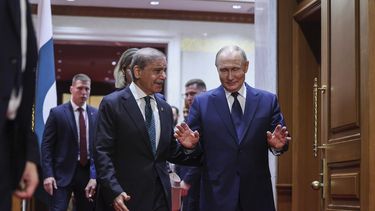 El presidente ruso Vladimir Putin (d) con el primer ministro paquistaní Shehbaz Sharif en Beijing, China, el 2 de septiembre del 2025. (Maxim Shemetov/Pool Photo via AP)