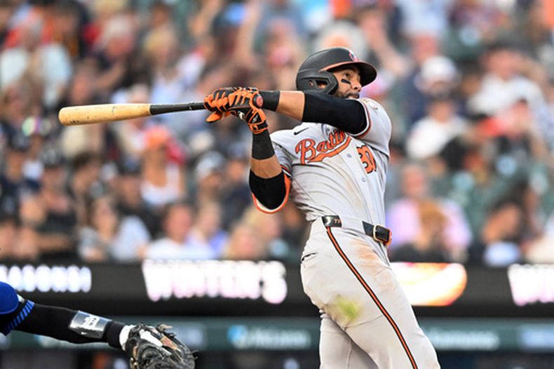Leody Taveras de los Orioles de Baltimore observa su jonrón ante los Tigres de Detroit, el lunes 27 de julio de 2026, en Detroit. (AP Foto/José Juárez)