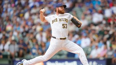 ARCHIVO: El lanzador de los Cerveceros de Milwaukee, Brandon Woodruff, realiza un lanzamiento durante la primera entrada de un partido de béisbol contra los Cachorros de Chicago, el 28 de junio de 2026, en Milwaukee. (Foto AP/Kayla Wolf, Archivo)