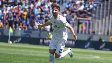Amir Rrahmani, del Nápoles, celebra tras anotar durante el partido de fútbol de la Serie A entre el Pisa y el Nápoles en Pisa, Italia, el domingo 17 de mayo de 2026. (Alessandro La Rocca/LaPresse vía AP)