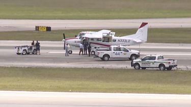 pasajero sin experiencia de vuelo aterriza avion en aeropuerto en palm beach