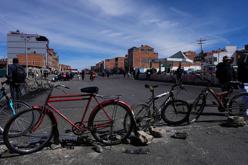 Bicicletas pertenecientes al pueblo indígena aymara bloquean una carretera para protestar contra las políticas gubernamentales y exigir la renuncia del presidente boliviano Rodrigo Paz en El Alto, Bolivia, el lunes 11 de mayo de 2026. (Foto AP/Juan Karita)