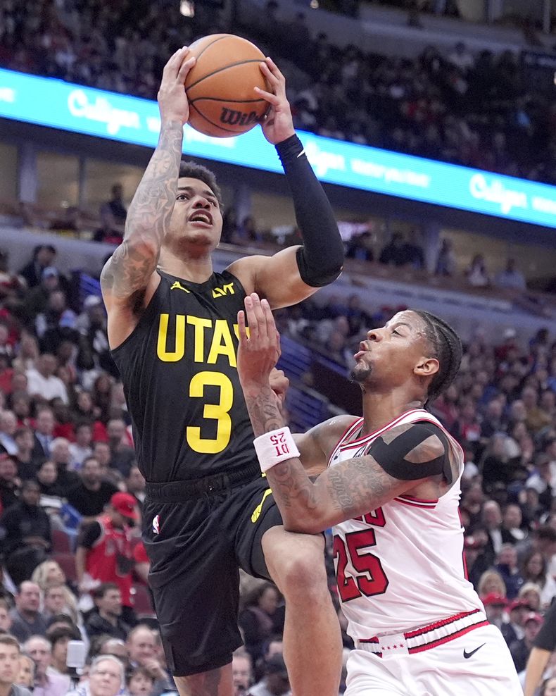 Keyonte George (3), del Jazz de Utah, dispara sobre Dalen Terry, de los Bulls de Chicago, durante la segunda mitad el lunes 4 de noviembre de 2024, en Chicago. (AP Foto/Charles Rex Arbogast)