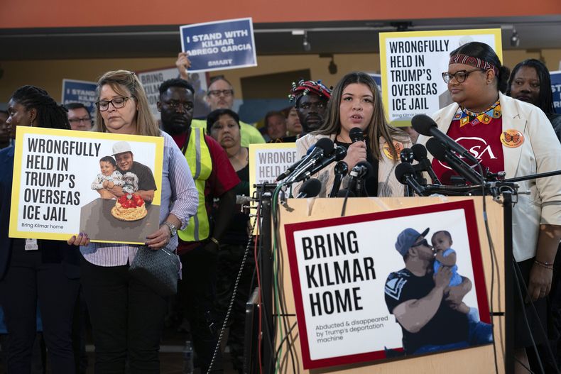 Jennifer Vasquez Sura, esposa de Kilmar Abrego García, quien fue deportado por error a El Salvador, habla durante una conferencia de prensa en Hyattsville, Maryland, el viernes 4 de abril de 2025. (AP Foto/Jose Luis Magana)
