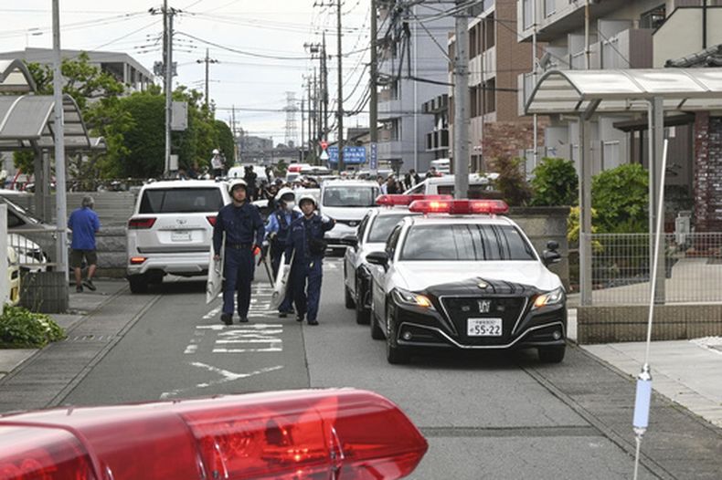 Policía se ve en una zona residencial donde se avistó un oso en Utsunomiya, en el norte de Tokio, el martes 9 de junio de 2026. (Kyodo News via AP)