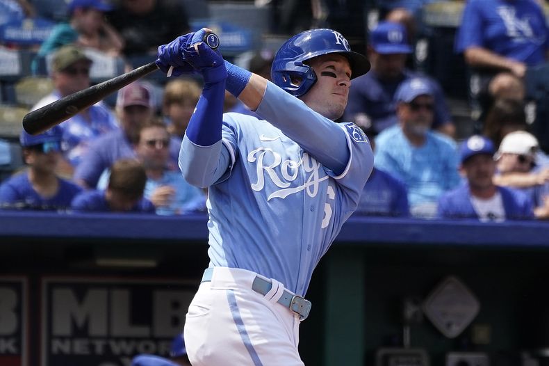 Drew Waters de los Reales de Kansas City conecta un jonrón de tres carreras ante los Mets de Nueva York, el jueves 3 de agosto de 2023, en Kansas City, Missouri. (AP Foto/Charlie Riedel)