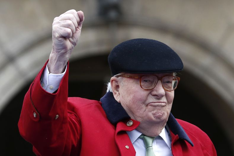 El líder del partido ultraderechista francés Liga Nacional Jean-Marie Le Pen en la estatua de Juana de Arco en París el 1 de mayo de 2017. (AP foto/Kamil Zihnioglu)