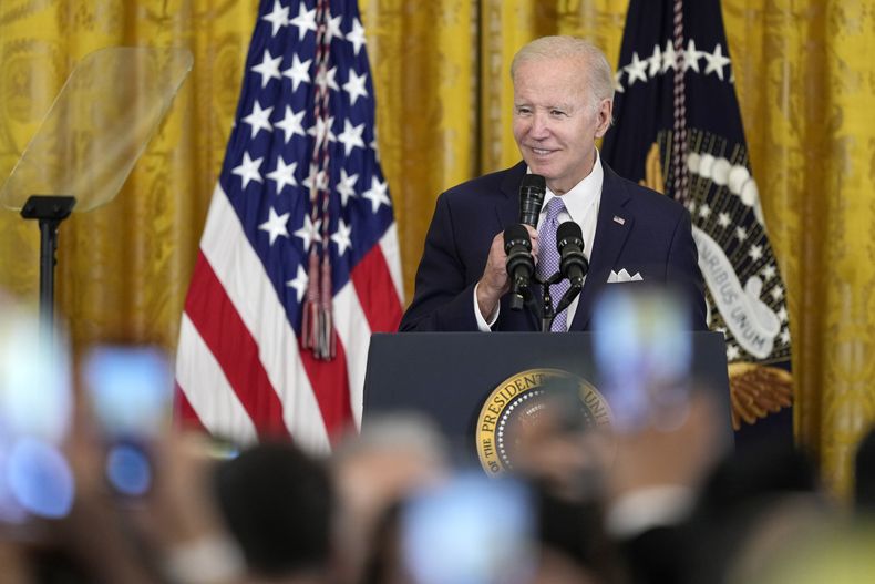 El presidente Joe Biden durante un evento en la Sala Este de la Casa Blanca, el lunes 1 de mayo de 2023, en Washington. (AP Foto/Susan Walsh)