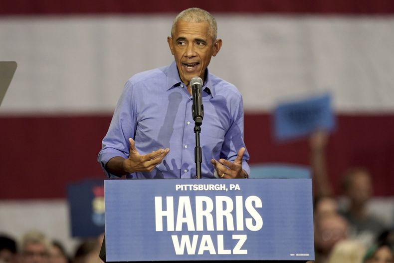 El expresidente Barack Obama habla durante un mitin de campaña en apoyo a la candidata presidencial demócrata, la vicepresidenta Kamala Harris, el jueves 10 de octubre de 2024, en el Fitzgerald Field House de la Universidad de Pittsburgh, en Pittsburgh. (Foto AP/Matt Freed)