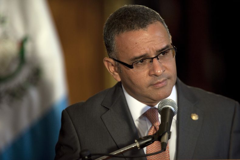 ARCHIVO - El presidente de El Salvador, Mauricio Funes, escucha una pregunta durante una conferenca de prensa, en Ciudad de Guatemala, el 13 de febrero de 2012. El juicio contra el expresidente comenzó el martes 4 de julio de 2023 en la capital de El Salvador por presuntamente haber evadido el pago de impuestos en el periodo fiscal de 2014, en su último año de mandato. (AP Foto/Rodrigo Abd, Archivo)