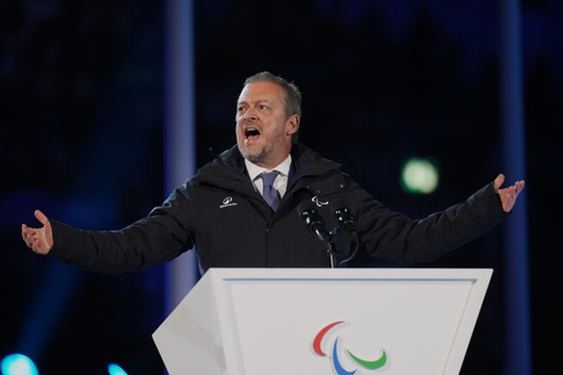 Andrew Parsons, presidente del Comité Paralímpico Internacional, habla durante la ceremonia de apertura de los Juegos Paralímpicos de Invierno 2026, en Verona, Italia, el viernes 6 de marzo de 2026. (Foto AP/Antonio Calanni)