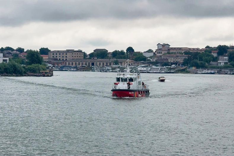 Una imagen publicada por ISU Tulcea, la división local de la agencia rumana de emergencias, muestra un barco de rescate que evacúa a tripulantes heridos a su llegada al puerto de Tulcea, Rumania, el martes 21 de julio de 2026, después de que un buque cisterna que navegaba hacia Ucrania sufriera un incendio cerca de la costa rumana la noche anterior, un incidente que el presidente de Rumanía describió como probablemente relacionado con la guerra de Rusia en Ucrania. (ISU Tulcea via AP)