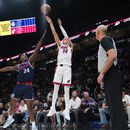 Tyler Herro (14), del Heat de Miami, dispara un triple mientras Kobe Brown (24), de los Clippers de Los Ángeles, defiende durante la primera mitad del juego de baloncesto de la NBA, el lunes 1 de diciembre de 2025, en Miami. (AP Foto/Lynne Sladky)