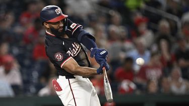 Amed Rosario de los Nacionales de Washingto batea un doble en la sexta entrada ante los Rojos de Cincinnati el lunes 21 de julio del 2025. (AP Foto/Terrance Williams)