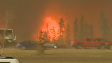 bomberos no logran controlar el devastador incendio del noroeste de canada