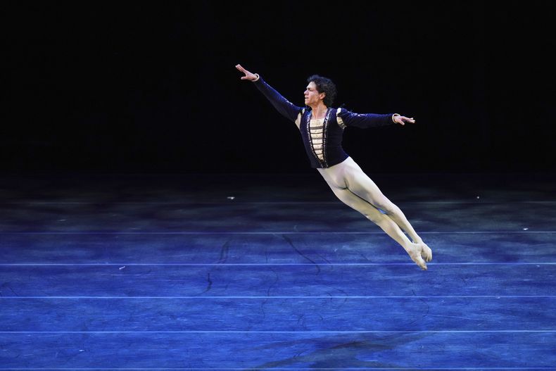 El reconocido bailarín mexicano Isaac Hernández, del American Ballet Theatre, se presenta en Despertares en el Auditorio Nacional de la Ciudad de México, el sábado 30 de agosto de 2025. (Foto AP/Eduardo Verdugo)