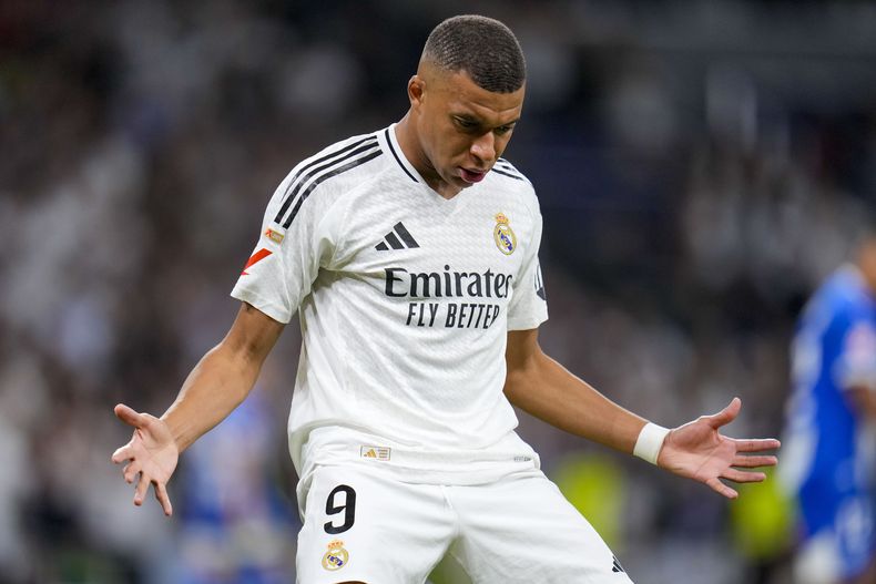 Kylian Mbappé del Real Madrid celebra tras anotar un gol ante Alavés en la Liga española, el martes 24 de septiembre de 2024, en Madrid. (AP Foto/Manu Fernández)