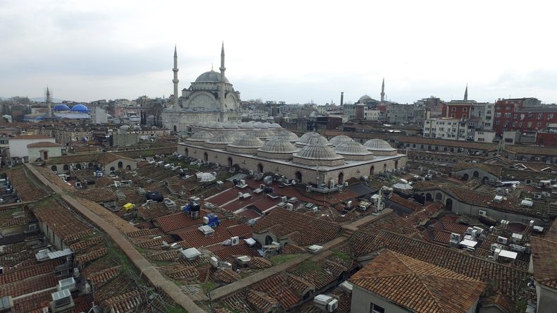 ARCHIVO - Vista aérea, tomada con un dron, del tejado del Gran Bazar de Estambul, el 1 de febrero de 2016. (Ali Aksoyer/DHA via AP, archivo)