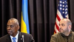 El secretario de Defensa de Estados Unidos, Lloyd Austin (izquierda), y el ministro de Defensa de Ucrania, Rustem Umerov, durante una reunión del Grupo de Contacto para la Defensa de Ucrania, en la base aérea Ramstein, en Alemania, el 19 de marzo de 2024. (AP Foto/Michael Probst)