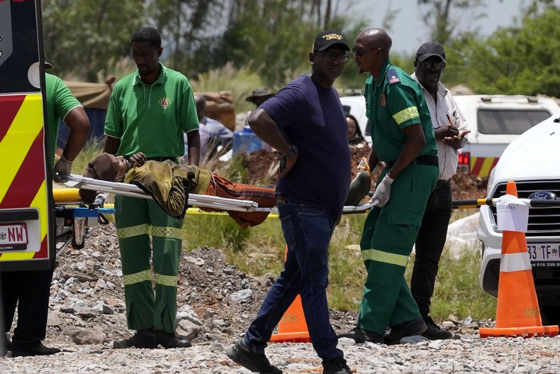 Rescatistas transportan a un minero sobre una camilla después de que fue rescatado de una mina de oro abandonada, el martes 14 de enero de 2025, en Stilfontein, Sudáfrica. (AP Foto/Themba Hadebe)