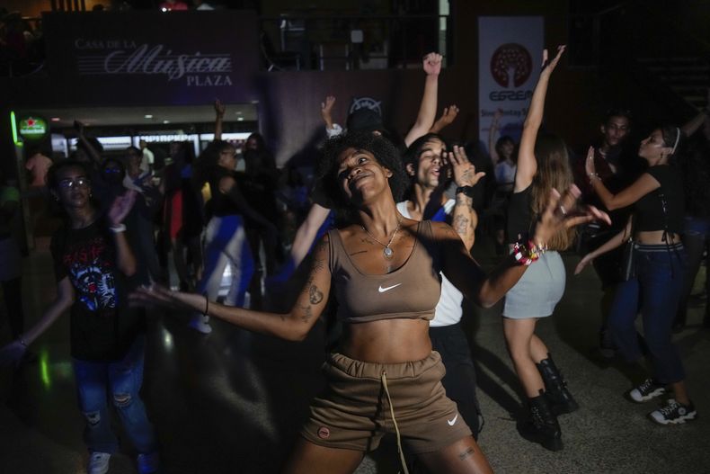 Karla Piña Costa baila con otros jóvenes al ritmo de K-pop, música popular coreana, en una casa cultural en La Habana, Cuba, el sábado 7 de septiembre de 2024. (Foto AP/Ramón Espinosa)