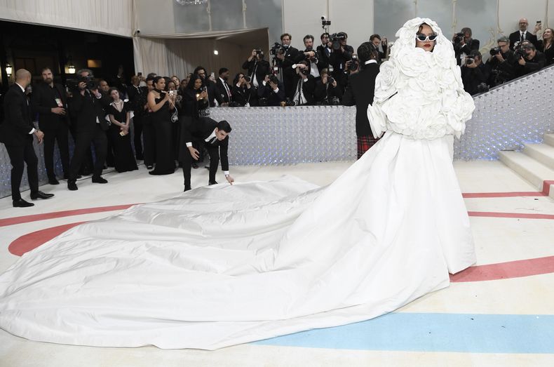 Rihanna llega a la gala del Instituto del Vestido del Museo Metropolitano de Arte para celebrar la inauguración de la exposición Karl Lagerfeld: A Line of Beauty el lunes 1 de mayo de 2023 en Nueva York. (Foto Evan Agostini/Invision/AP)
